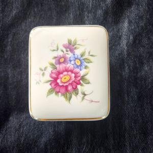 Vintage TRINKET BOX BY HOLLOHAZA HUNGARY PORCELAIN
